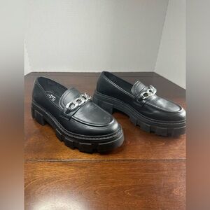 Black chunky loafer with silver chain detail. Sz 7. No Boundaries.